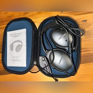 LIKE NEW Bose QuietComfort 25 Noise Cancelling Headphones (Silver and Black)